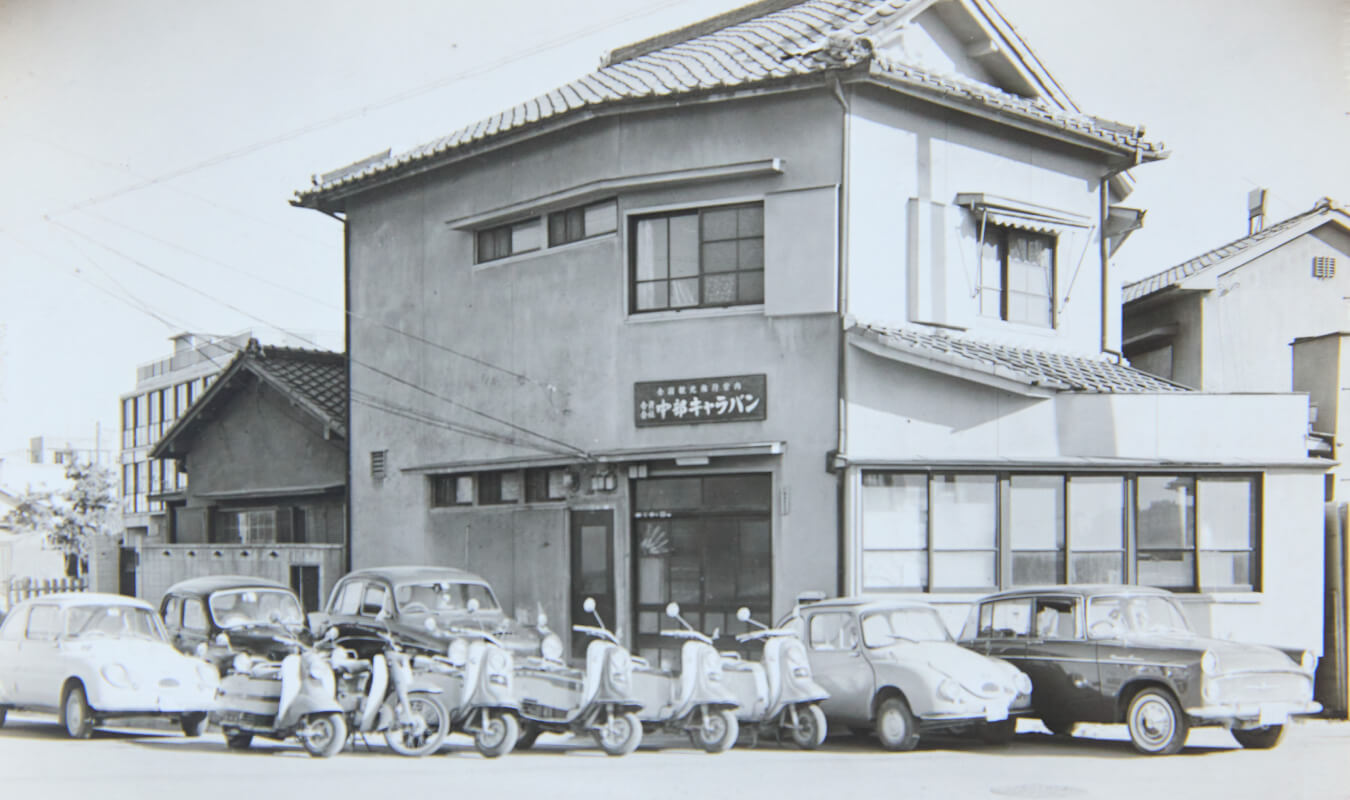 歴史を感じる昔の店舗の外観