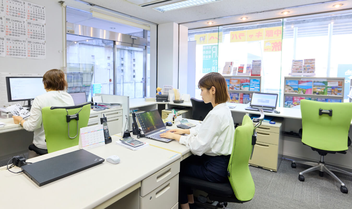 整頓された社内で働くスタッフ