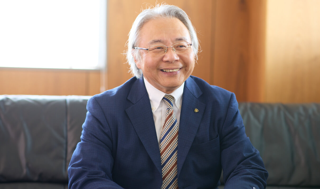 写真：中部キャラバン 会長が笑顔で話す様子