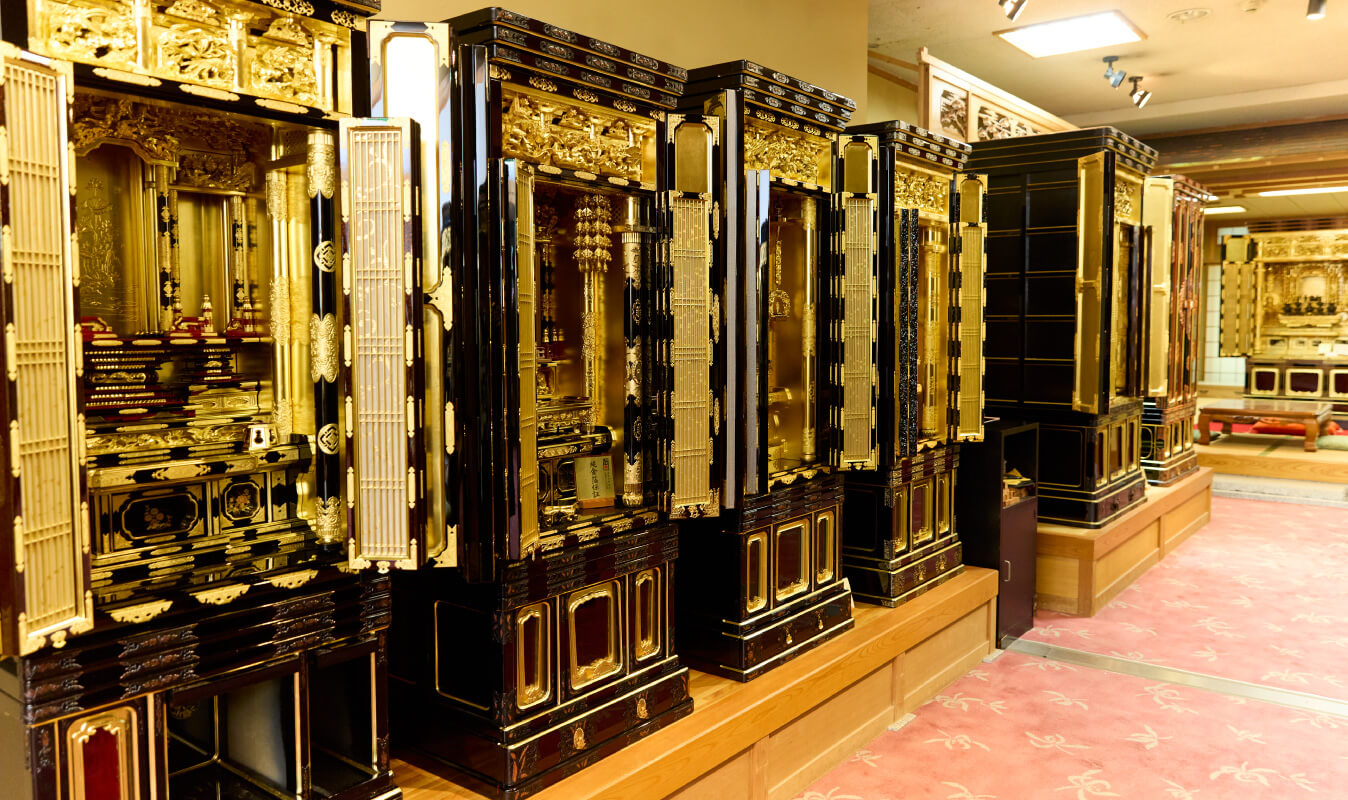 写真：仏壇が並ぶ店内