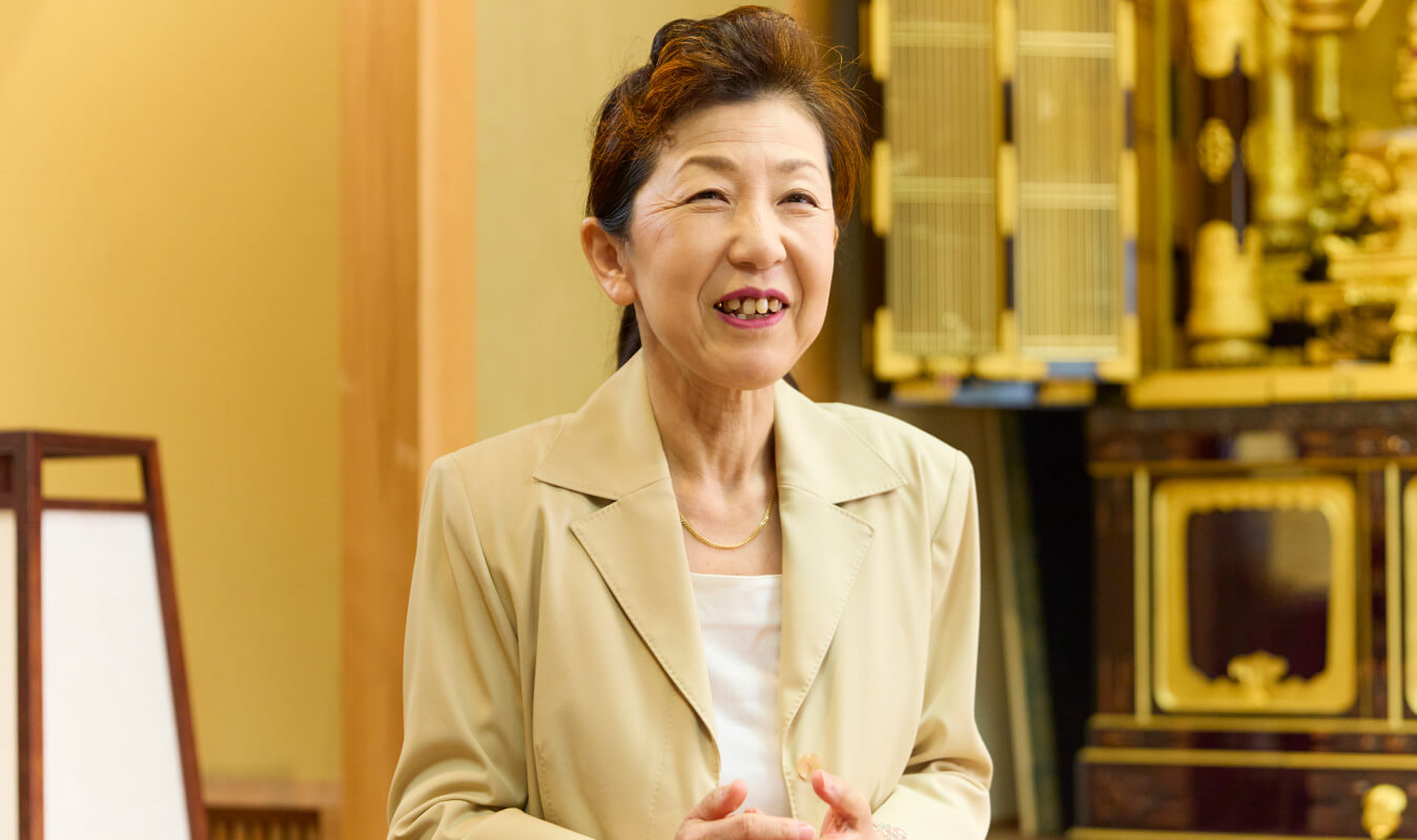 写真：宮本仏壇店 顧問が笑顔で話す姿