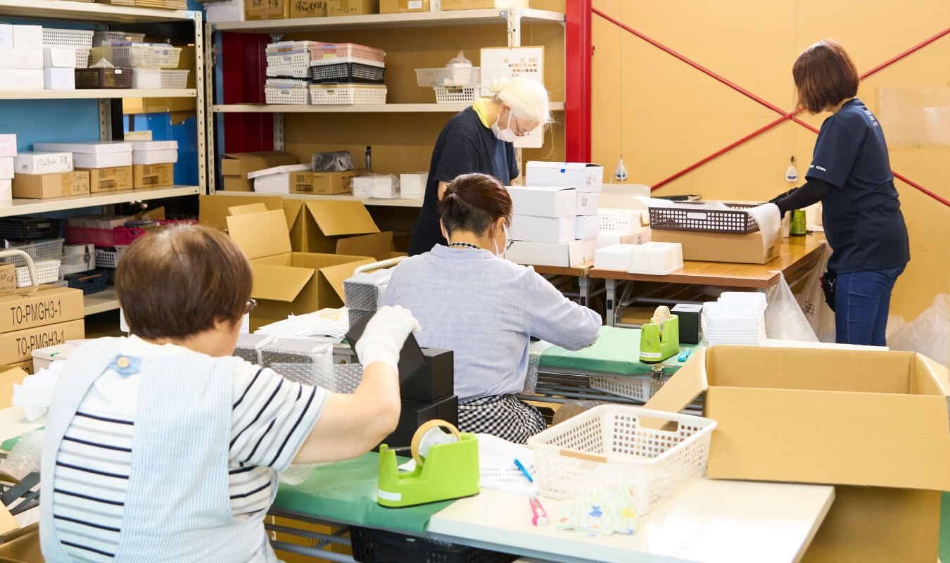 写真：働くスタッフの方々