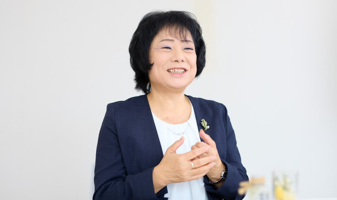 写真：内職市場 取締役会長が笑顔で話す姿