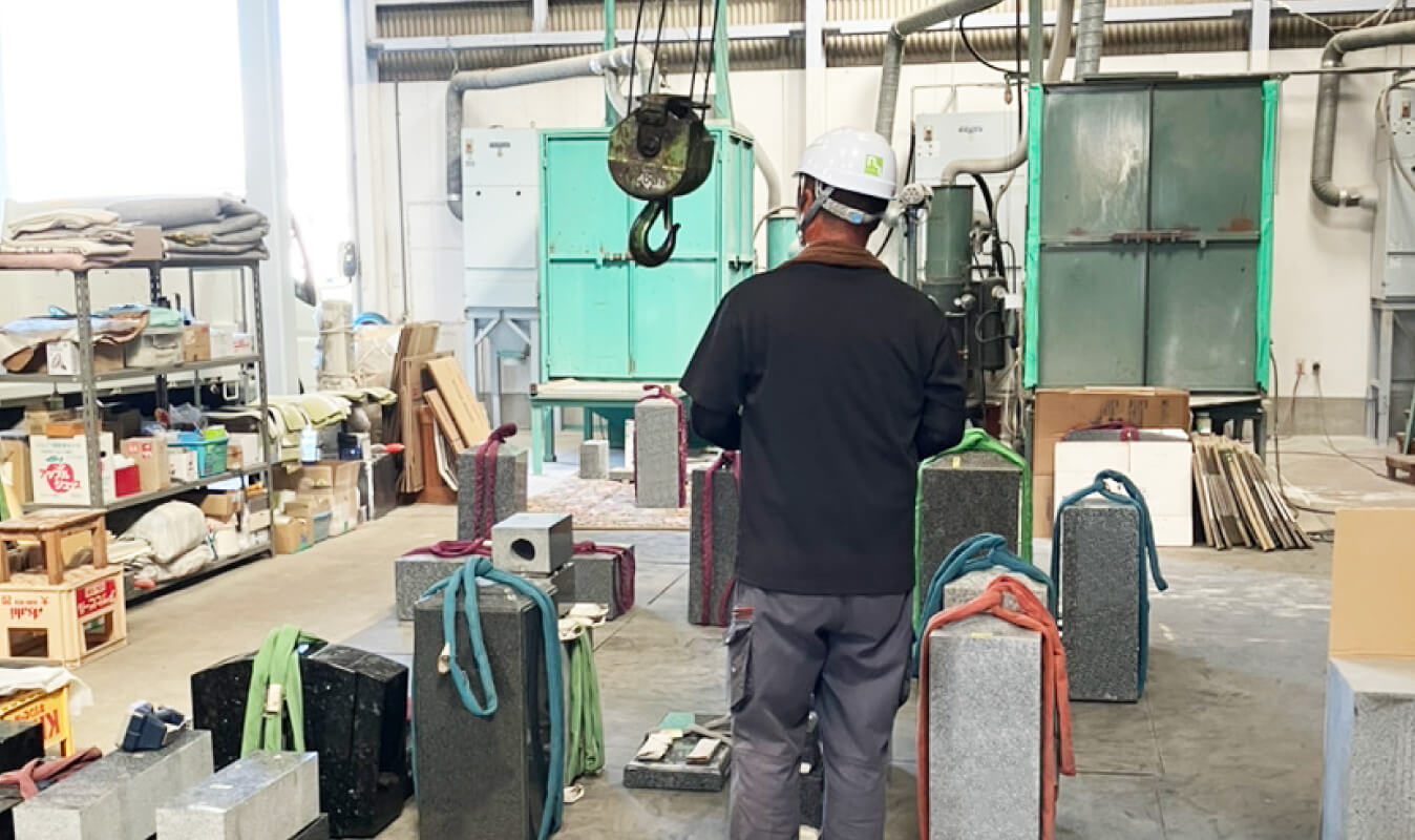 写真：墓石が並ぶ工場内