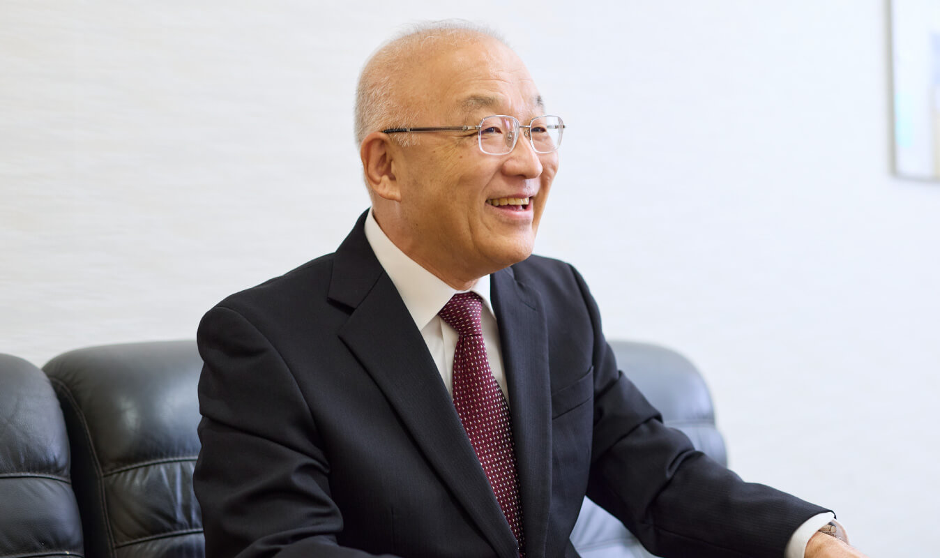 写真：創業100周年を記念して鏡開きを行う様子