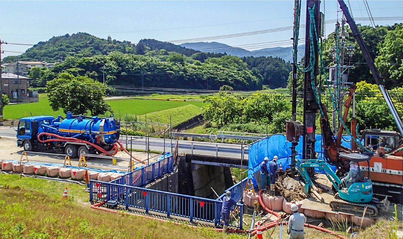 写真：工事現場に置かれた油圧ショベル