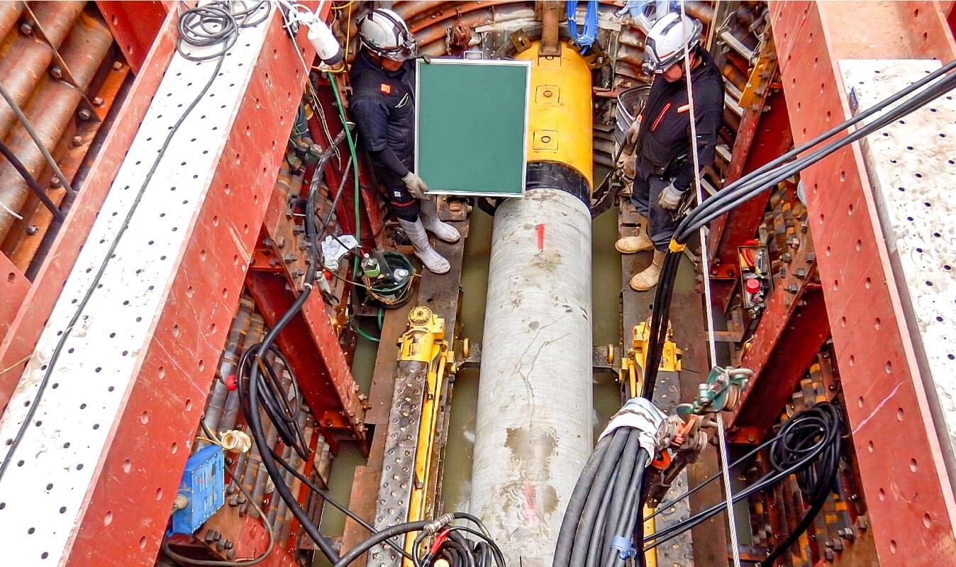 写真：地中の配管工事を行う様子