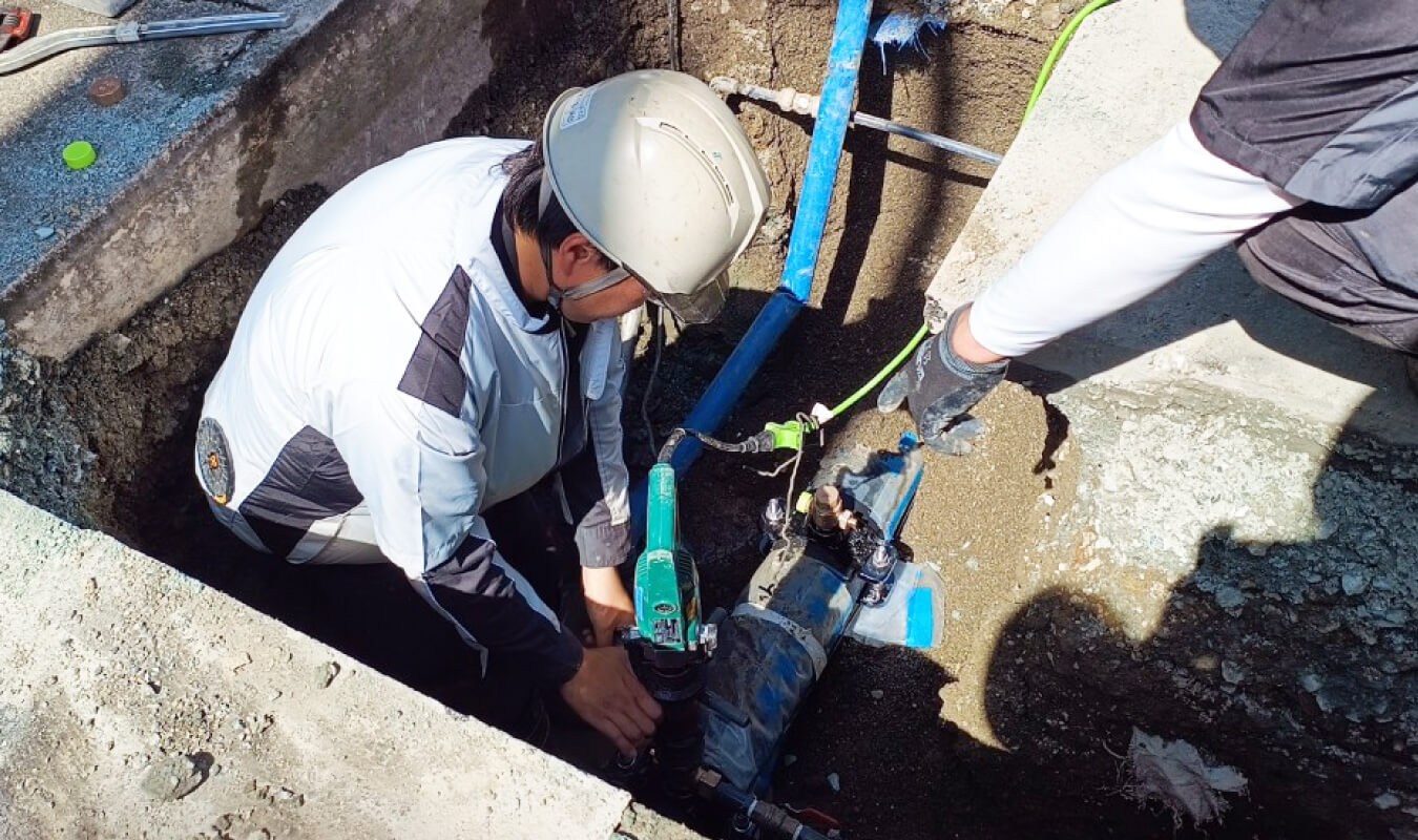 写真：屋外で水道工事を行う様子