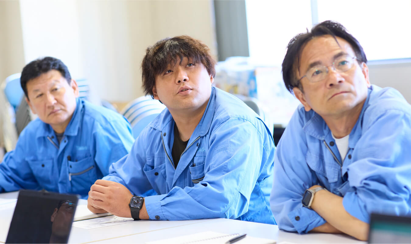 写真：真剣に学ぶ社員の方々