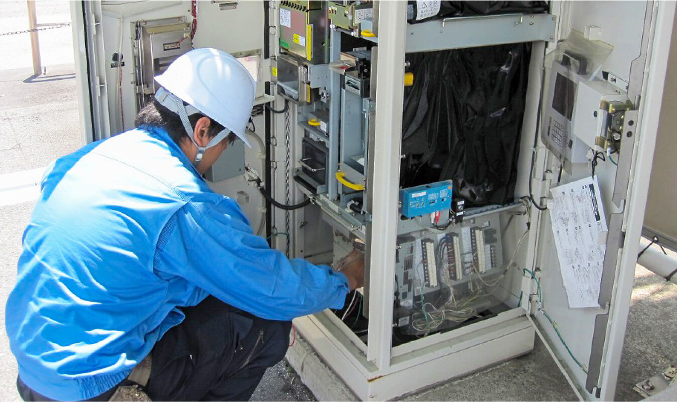 写真：作業をする社員の方