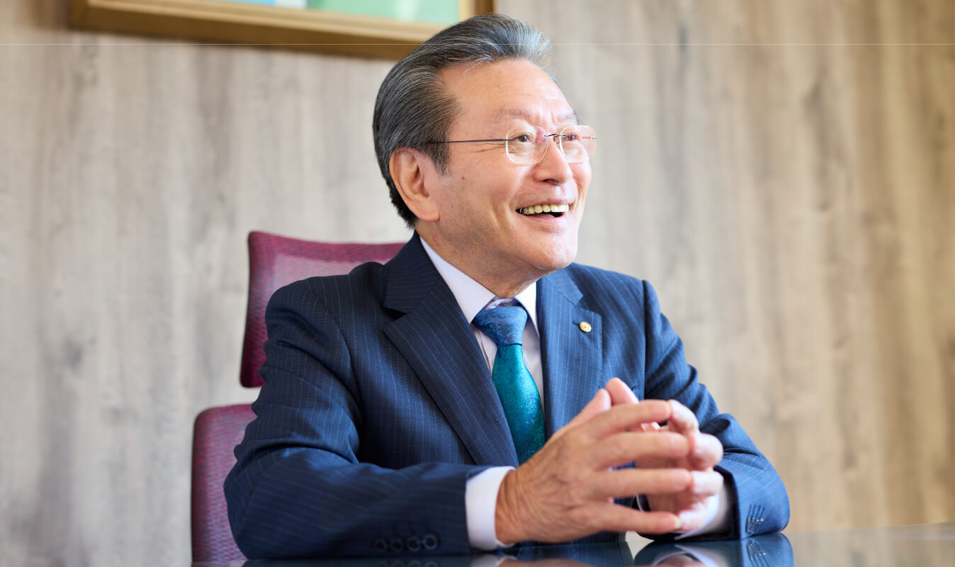 写真：笑顔で話す取締役会長