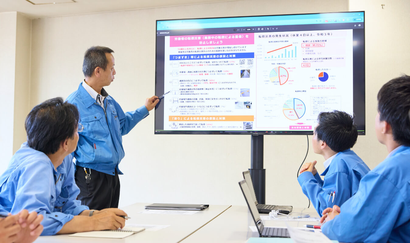 写真：社員がプレゼンする姿