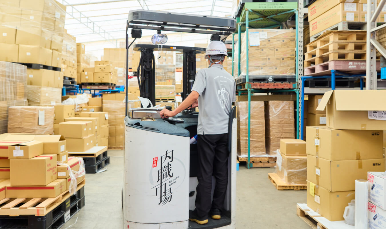 写真：システムを使いながら倉庫で作業する姿