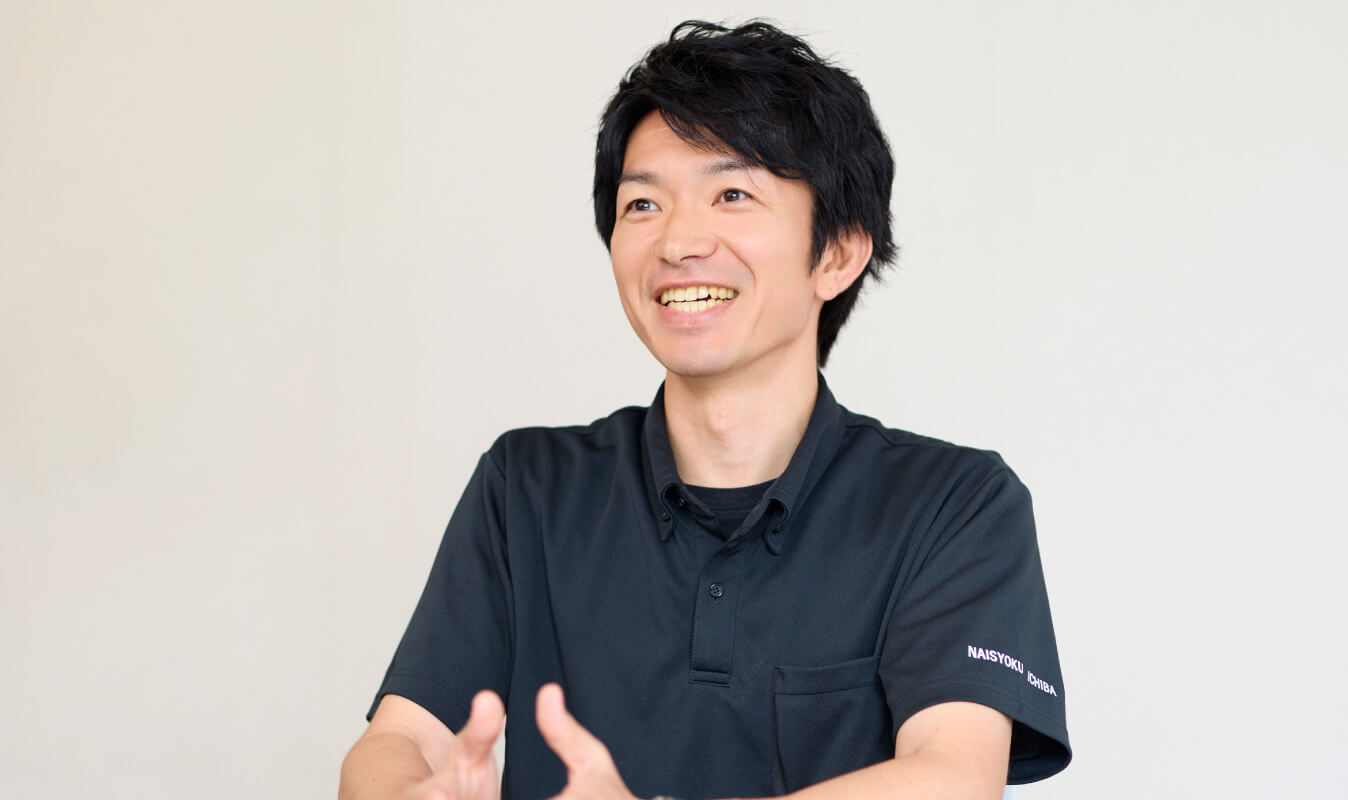 写真：現場リーダー 内職市場の部長が笑顔で話す様子