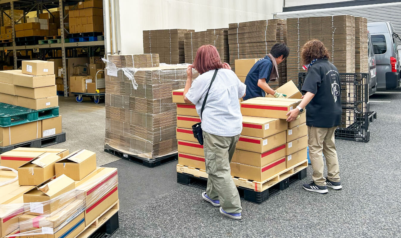 写真：倉庫でスタッフが協力して作業をする様子