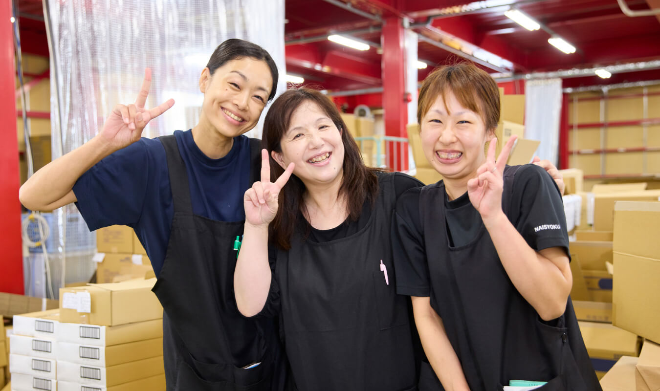 写真：３人の女性スタッフが仲良く写る様子