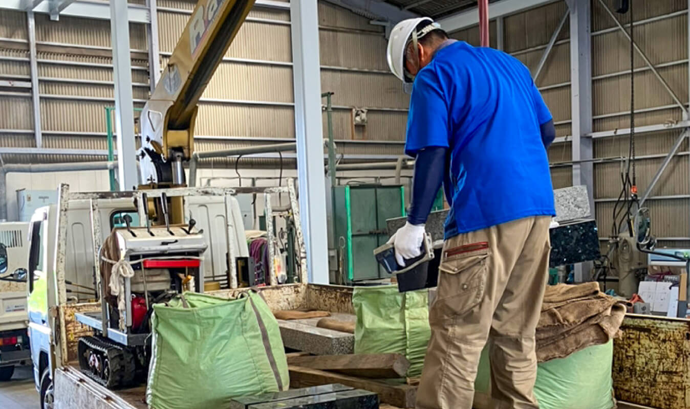 写真：倉庫で作業する姿