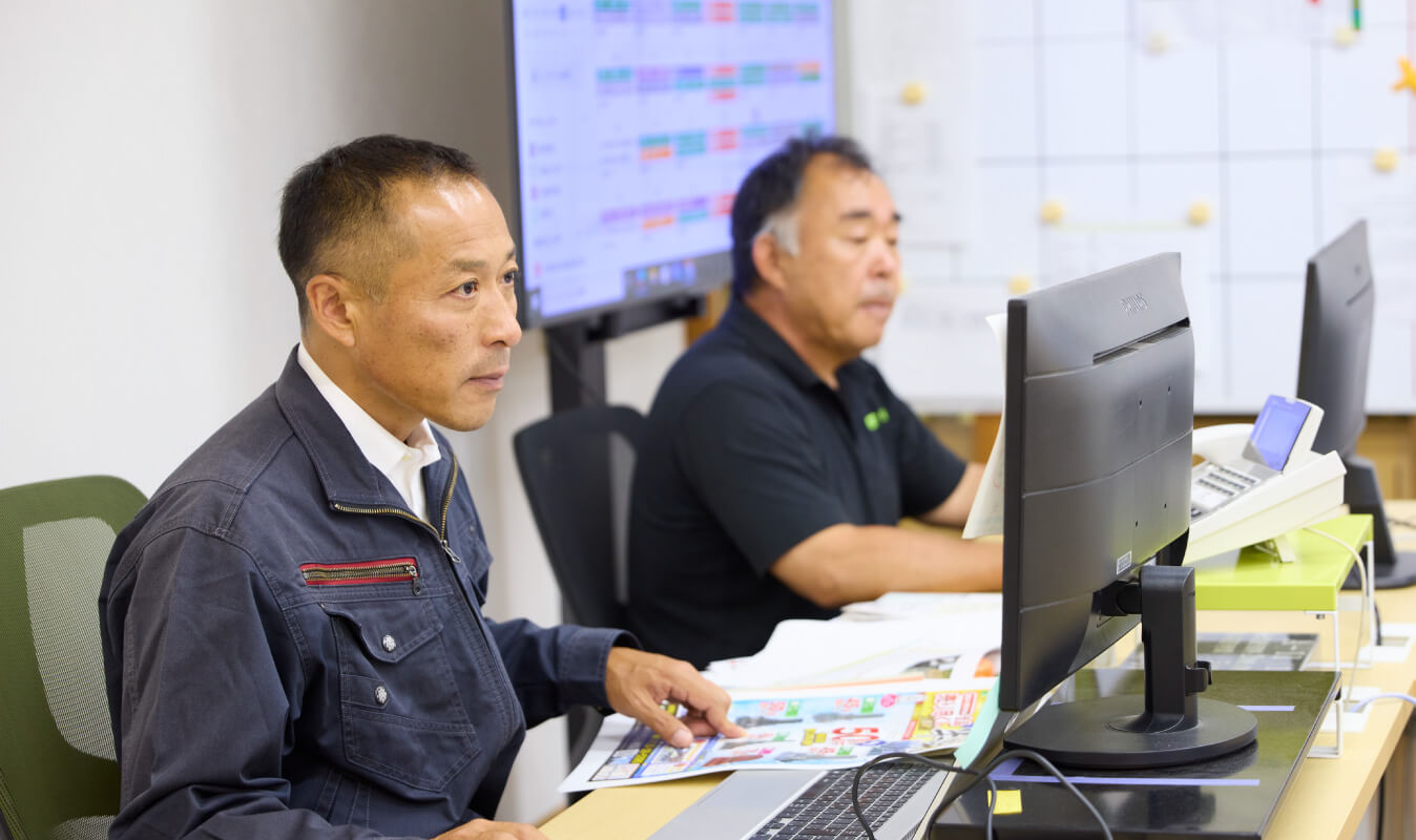 写真：整理されたオフィスでモニターに向かう姿