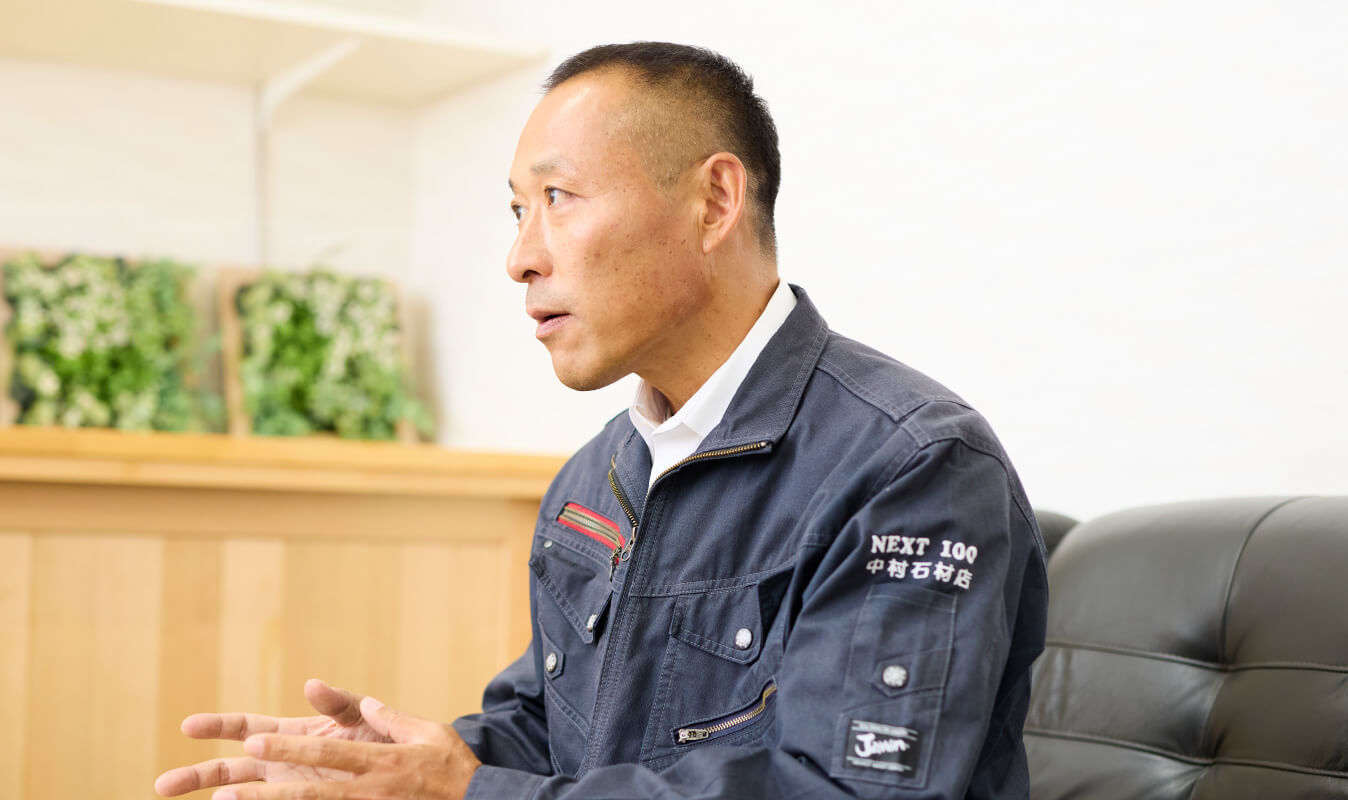 写真：現場リーダー 中村石材店 店長が真剣に話す様子