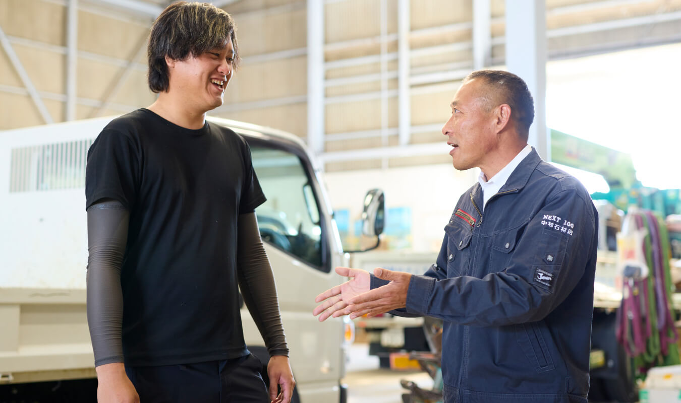 写真：店長が笑顔で会話する様子