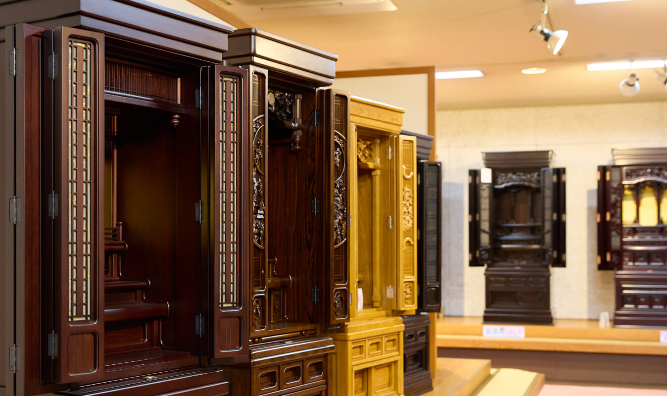 写真：店内に並ぶ仏壇の数々