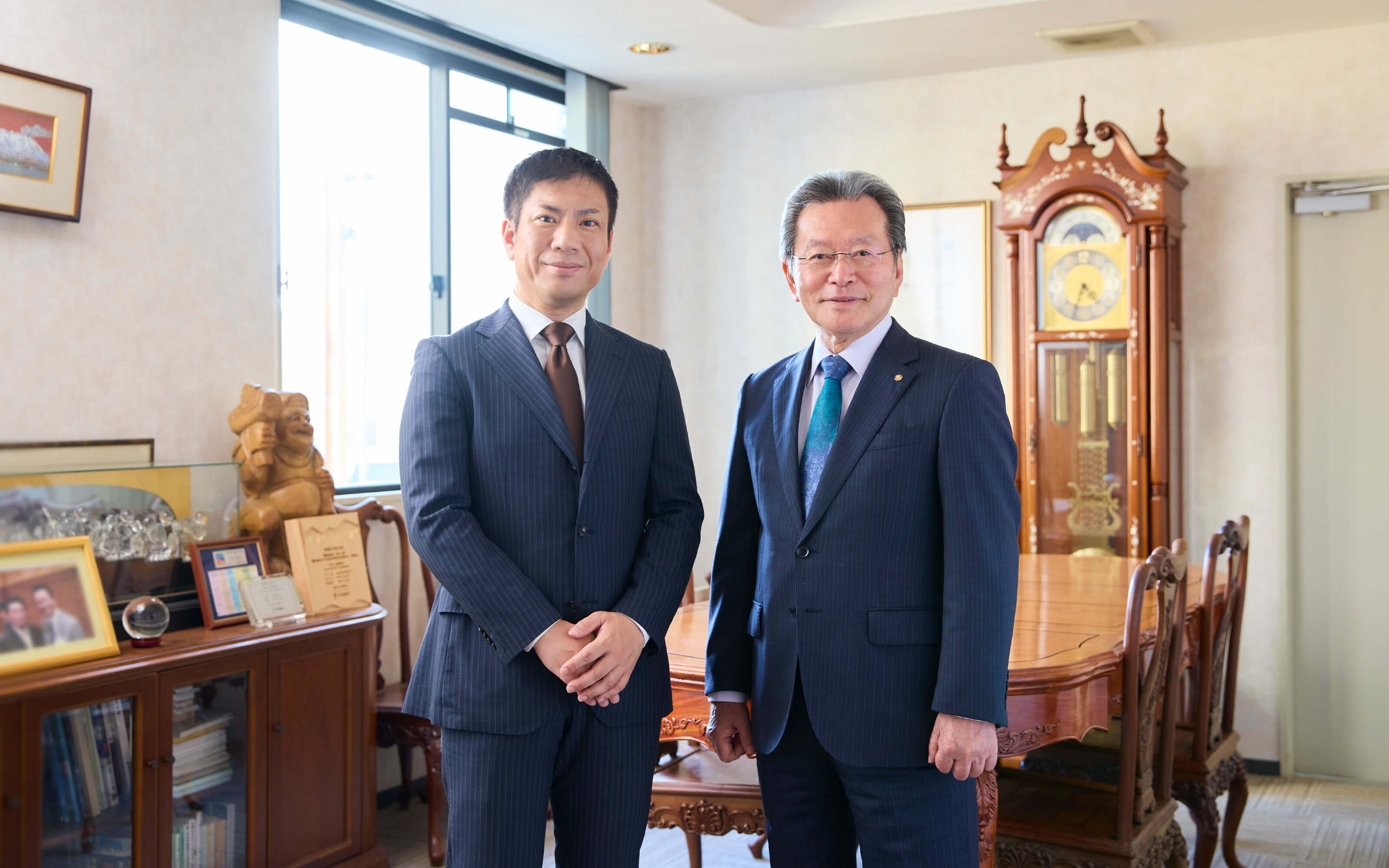 写真：なごやホールディングスの代表取締役社長と東菱電子の取締役会長が笑顔で並んでいる