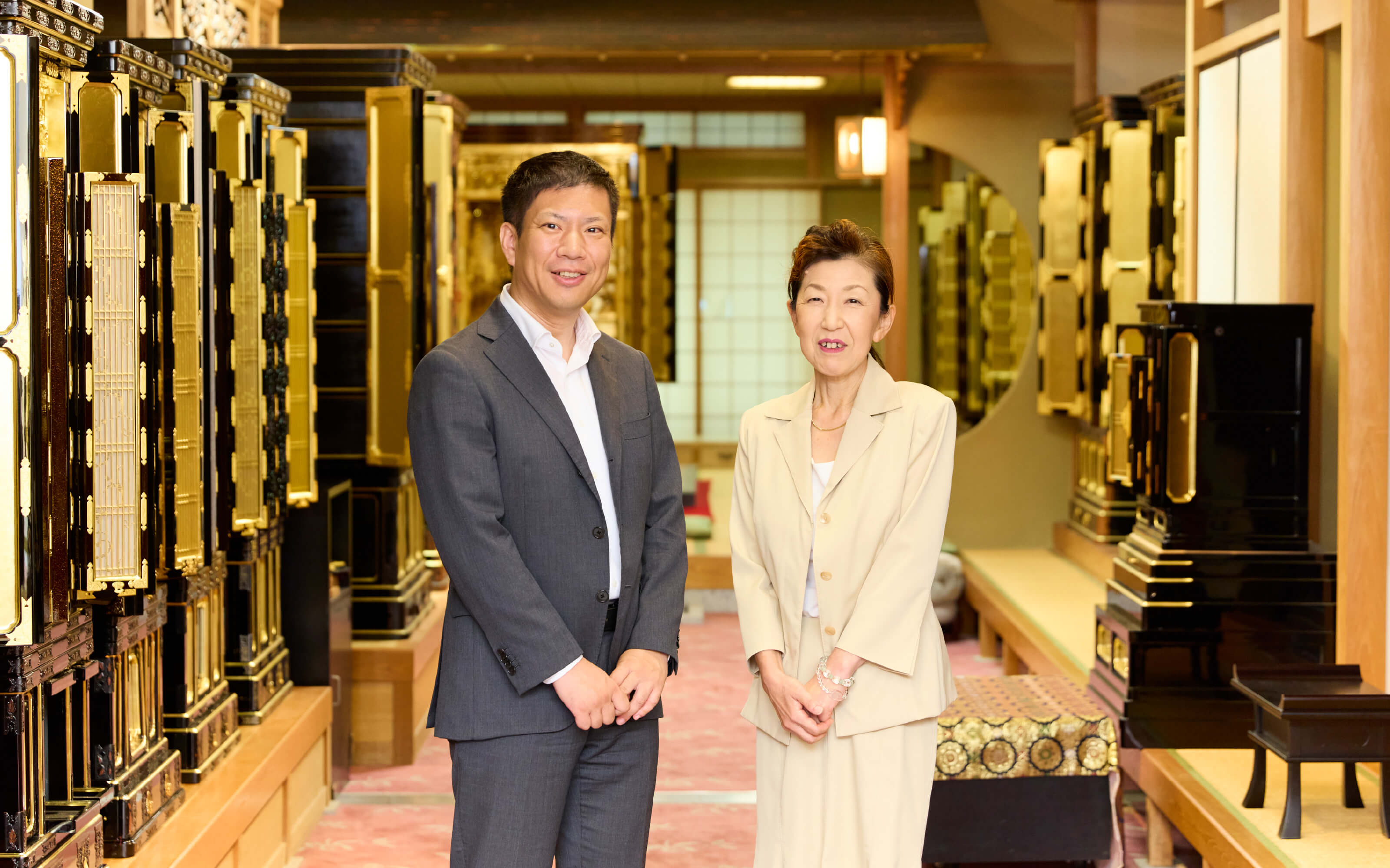 写真：なごやホールディングスの代表取締役社長と宮本仏壇店の顧問が笑顔で並んでいる