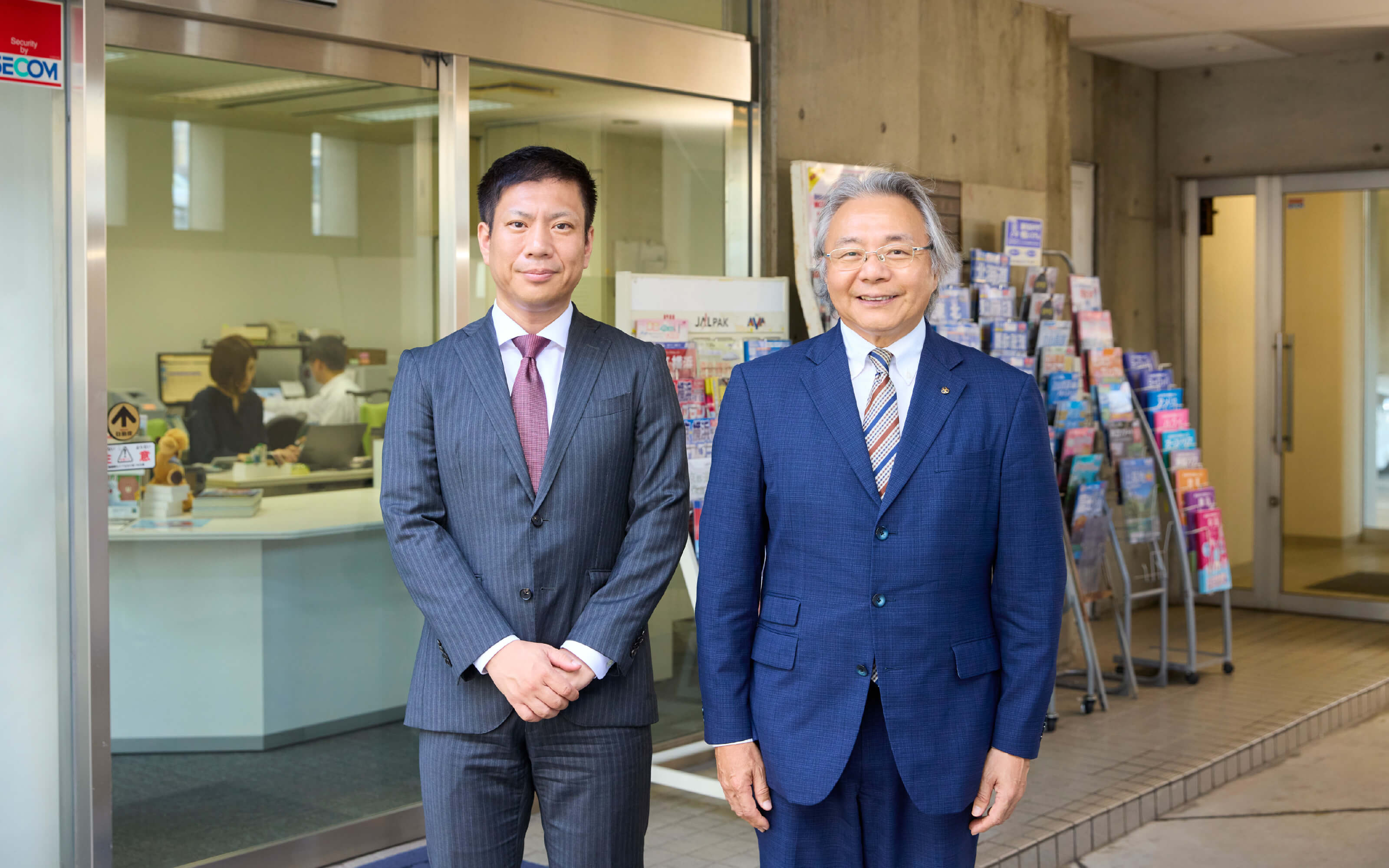 写真：なごやホールディングスの代表取締役社長と中部キャラバンの会長が笑顔で並んでいる