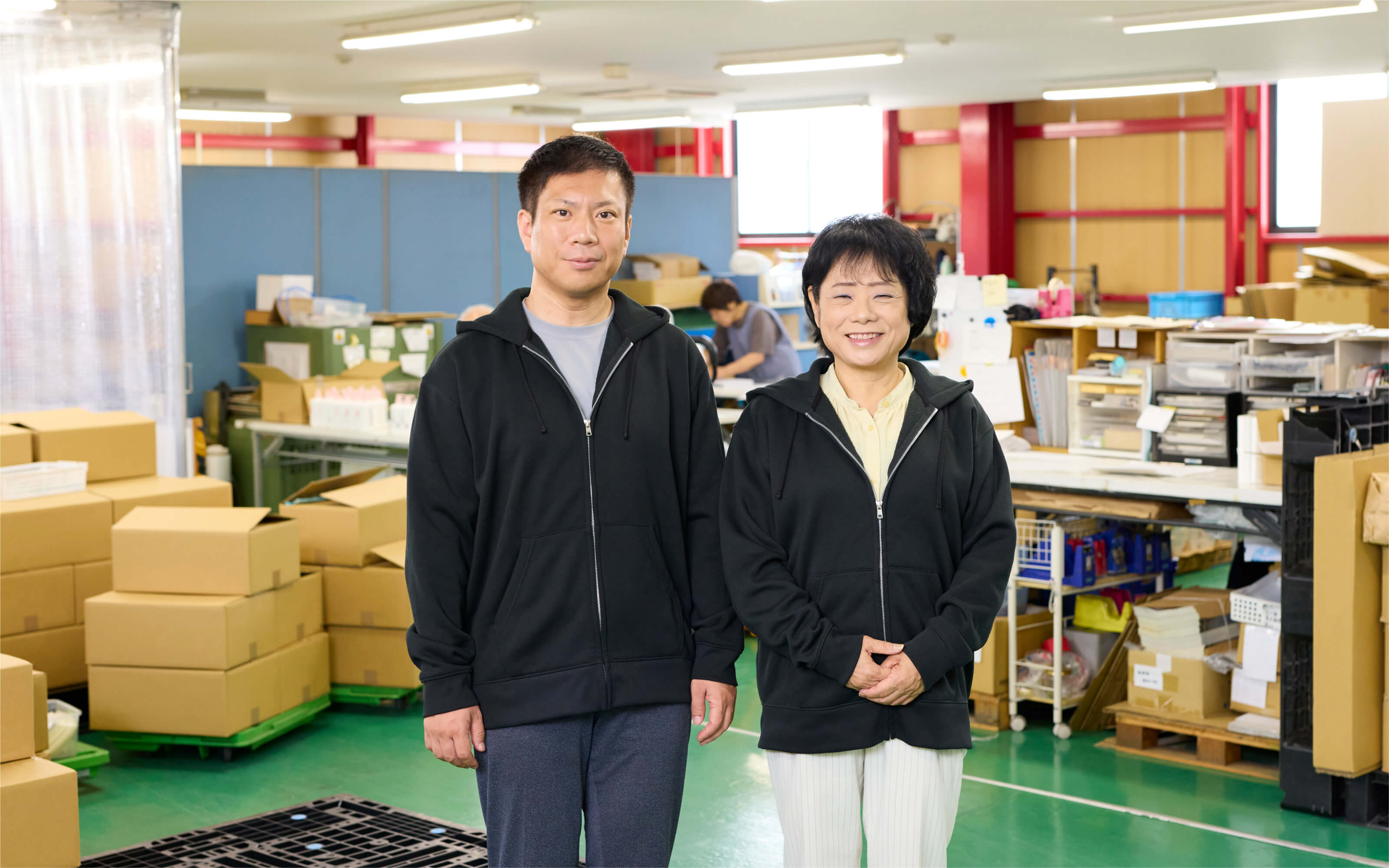 写真：なごやホールディングスの代表取締役社長と内職市場の取締役会長が笑顔で並んでいる